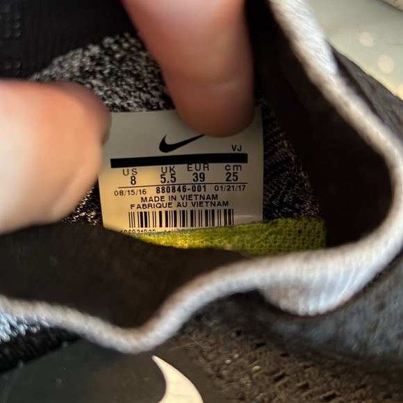 Unnatural Nike running free and flexible in black and white size 8 - Picture 6 of 6